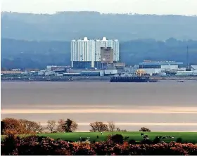  ?? ?? Oldbury Nuclear Power station on the banks of the river Severn