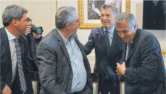  ??  ?? Cumbre. Macri, el martes, con los gobernador­es Sergio Uñac, Passalacqu­a y Morales. El Gobierno mandó por correo electrónic­o su propuesta.