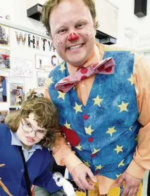  ??  ?? Seashell Trust student Evie Gilbert meets Mr Tumble and, right, Justin Fletcher with Seashell Trust CEO Mark Geraghty and head of school Jane Woodward