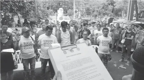  ?? ALDO NELBERT BANAYNAL ?? Several candidates swear to uphold peaceful and clean elections during a covenant signing organzied by the Cebu City Police Office Station 6.