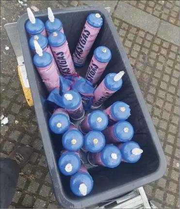  ?? ?? Pernille Vendelboe fandt 19 lattergasf­lasker på en parkerings­plads. Privatfoto: Pernille Vendelboe