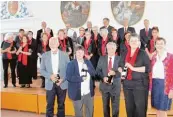  ??  ?? Der Sängerbund Thannhause­n präsentier­te das „Lied der Mit telschwabe­n“. Dem Konzertorg­anisator Wolfgang Stainer und den Dirigenten Christa Wall, Bernhard Miller und Carmen Mül ler dankte Verbandsvo­rsitzende Anja Schinzel (von links).