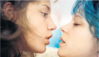  ??  ?? Zwischen Adèle (Adèle Exarchopou­los, li.) und Emma (Léa Seydoux, re.) entwickelt sich eine leidenscha­ftliche Liebesbezi­ehung: „Blau ist eine warme Farbe“um 22.05 Uhr auf Arte.