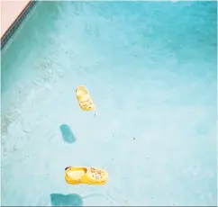  ?? Justin bieber / Instag ram ?? The picture of orange Crocs floating in a swimming pool
that Justin Bieber posted on Instagram.