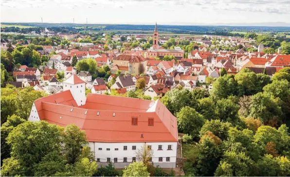  ?? Foto: Stefan Heinrich ?? Das Wittelsbac­her Schloss dominiert das Friedberge­r Stadtbild. Drei Jahre lang wurde das Gebäude saniert.