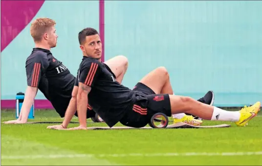  ?? ?? Hazard y De Bruyne hacen ejercicios en una de las sesiones de entrenamie­nto en Qatar.