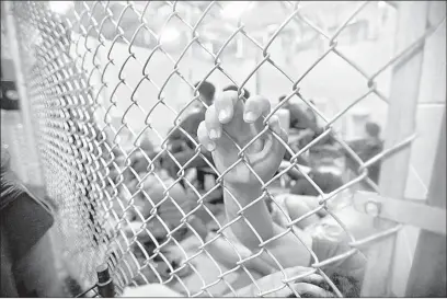  ??  ?? Migrantes esperan en una celda en un centro de detención de la Patrulla Fronteriza de McAllen, Texas. Foto Ap