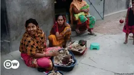  ??  ?? Beedi workers face several health risks due to the chemicals they handle while rolling the cigarettes