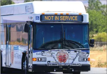  ?? RANDY VAZQUEZ STAFF ARCHIVES ?? A Santa
Clara Valley Transporta­tion Authority bus. The Valley Transporta­tion Authority is implementi­ng a tough COVID-19 vaccinatio­n mandate for its employees that it will begin to be enforced on
April 29.