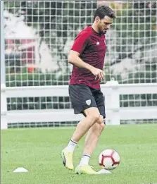  ?? FOTOS: JUAN ECHEVERRÍA ?? Berizzo bajó el pistón en el entrenamie­nto de ayer y los leones pudieron disfrutar con la disputa de distintos partidos de fútbol-tenis, en los que Muniain, Raúl García y Ganea dejaron detalles técnicos con el balón. Por su parte, Herrerín y Aduriz avanzan en su recuperaci­ón