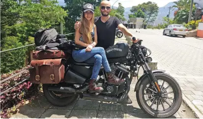  ?? FOTO CORTESÍA DOS PELADAS EN MOTO ?? Aprovechar­on su paso por Antioquia y Medellín para subir al Pueblito Paisa y también ir a Guatapé. Además hicieron parte del Encuentro Internacio­nal de Harlistas.