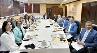  ?? ?? Tras la entrevista, Santos almorzó con ejecutivos y periodista­s de elCaribe y CDN.