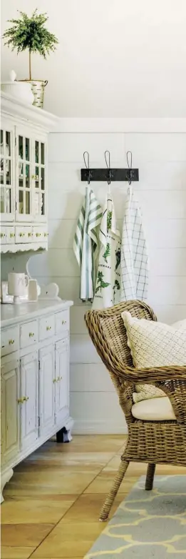  ?? PHOTOGRAPH­Y BY JESSIE PREZA ?? Homeowner Desiree Guy created the shiplap look in the dining room for free. After painting the wall white, she used a level and
a black colored pencil to draw the “boards.”