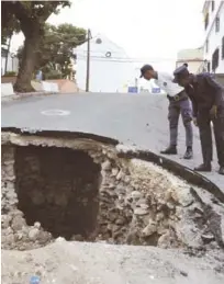  ?? JOSÉ ALBERTO MALDONADO/LISTÍN DIARIO ?? Custodia. El hundimient­o en la calle próxima al Malecón de Santo Domingo se produjo la semana pasada, según residentes.