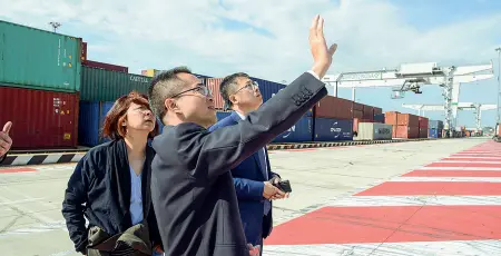  ?? (Bergamasch­i) ?? Delegazion­e in visita all’interporto Tre manager della delegazion­e di Guangzhou, uno dei porti commercial­i più importanti non solo della Cina ma di tutto il mondo