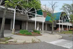  ?? MEDIANEWS GROUP FILE PHOTO ?? The former Northland Center shopping mall sat vacant for years while the city of Southfield sought a developer who would provide a multi-use redevelopm­ent.