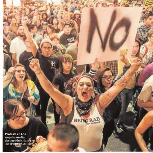  ??  ?? Protesta en Los Ángeles un día después del triunfo de Trump en 2016