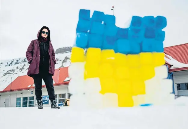  ?? JONATHAN NACKSTRAND / AFP ?? Una bandera ucraïnesa feta de blocs de gel a Longyearby­en, a l’arxipèlag noruec de Svalbard, situat a l’Àrtic