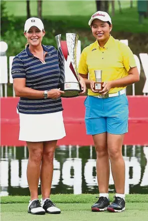  ??  ?? All smiles: Winnie Ng (right) posing for a photograph with champion Cristie Kerr after the Sime Darby LPGA Malaysia at the TPC Kuala Lumpur on Sunday. — IZZRAFIQ ALIAS/ The Star