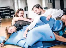  ?? FOTO: ANDREAS BRETZ ?? Anja Plonka, Jens Eike Krüger, Constantin Leonhard (v.l.) und viele Yoga-Matten. Die Künstler bei der Probe im Fitnessstu­dio.