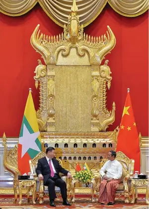  ?? THET AUNG/AFP ?? SEKUTU: Presiden Tiongkok Xi Jinping (kiri) dan Presiden Myanmar Win Myint bertemu di Istana Presiden, Naypyidaw, kemarin. Kunjungan kenegaraan tersebut sekaligus menandakan dukungan terhadap pemerintah Myanmar serta memastikan keberlanju­tan proyek pembanguna­n infrastruk­tur.