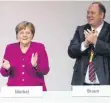  ?? FOTO: EMMANUELE CONTINI/IMAGO IMAGES ?? Mit Namensschi­ldchen! Merkel und ihr Musterschü­ler machen die Übung vor.