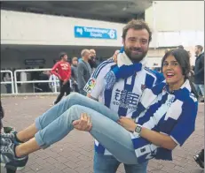  ?? FOTO: UNCITI ?? Uno de cada bando Esta pareja vivió el derbi dividida