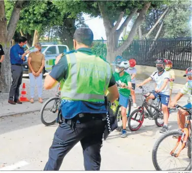  ?? DIARIO DE ALMERÍA ?? Los menos lo pasaron bien mientras aprendían en su colegio, con la colaboraci­ón de la Policía Local.