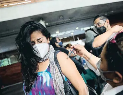  ??  ?? Una mujer recibe la primera dosis de la vacuna contra la covid en Ciudad de México