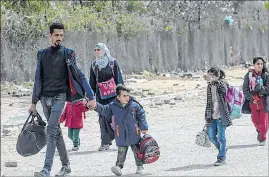  ?? EFE ?? Jan Yunis. Palestinos desplazado­s internos, cargan sus pertenenci­as.
