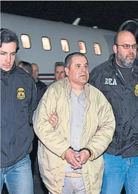  ?? (AP) ?? Máxima seguridad. Joaquín “el Chapo” Guzmán es vigilado de forma permanente, tanto en el tribunal como en la cárcel.