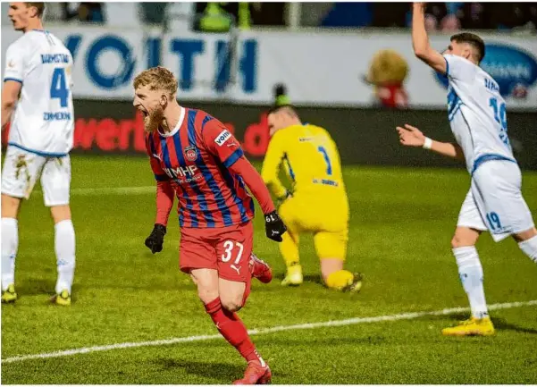  ?? Foto: Eibner ?? Jan-niklas Beste (im Bild) sorgte mit seinem späten Tor für die Heidenheim­er gegen Darmstadt für eine ausgesproc­hen spannende Situation. Heidenheim, die Hessen und der HSV belegen die ersten drei Plätze der Zweitliga-tabelle.