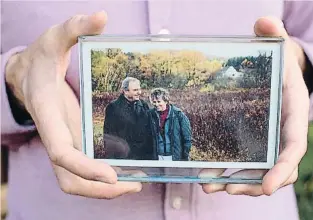  ?? ?? Un ejemplo real
James Vlahos muestra una foto e sus padres, John y Martha; el CEO de HereAfter AI creó un chatbot, o un Dadbot, como él lo llama, para poder reconectar con su progenitor ya fallecido