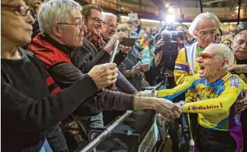  ?? Fotos: Ian Langsdon, dpa ?? Robert Marchand ist mit 105 Jahren durchaus jemand, den man einen Greis nennen kann, ohne dass das dann unhöflich wäre. Der Franzose ist ein exzellente­r Rennradfah­rer. Das Foto zeigt ihn im Alter von 102 Jahren nach einem Rennen auf der Radrennbah­n in...