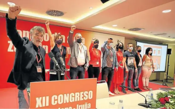  ??  ?? Chechu Rodríguez, recién elegido secretario general de CCOO, junto a los miembros de su nueva ejecutiva: Pilar Arriaga, Alfredo Sanz, Pilar Ruiz , Carlos De la Torre, Eva Mier, Joseba Eceolaza, María Loizu y Laura Guerrero.