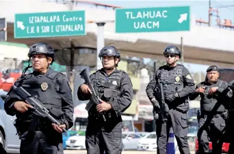  ??  ?? Policías de élite instalaron dos retenes sobre avenida Tláhuac, en la zona de Iztapalapa donde se registró el multihomic­idio del pasado domingo. Revisan que los automovili­stas no porten armas ni trasladen drogas.