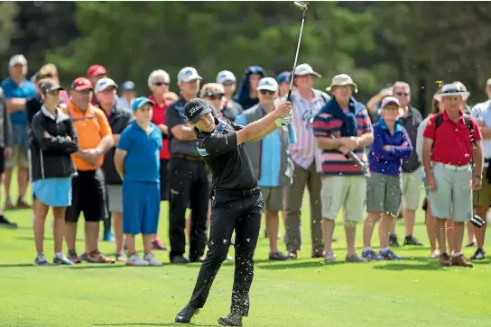  ?? PHOTO: MURRAY WILSON/FAIRFAX NZ ?? The crowd watches on as Kiwi Ben Campbell came close to winning the NZ PGA Championsh­ip at the Manawatu Golf Course on Sunday.