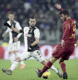  ??  ?? Duello Bryan Cristante, 24 anni, a destra, con l’ex gialloross­o Pjanic, 29