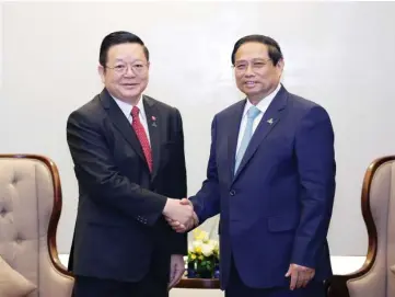  ?? VNA/CVN ?? Le Premier ministre Pham Minh Chinh (droite) et le secrétaire général de l’ASEAN, Kao Kim Hourn, le 23 avril à Hanoï.