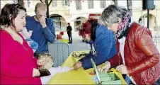  ?? - Crédits : MLM ?? La présidente de L’ASC, Marie-line, et ses collaborat­rices sont ravies d’avoir distribué des bracelets de participat­ion aux enfants toute la journée