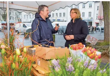  ?? FOTO: DIETZE ?? Blumenhänd­ler Andreas Müller kämpft für gerechtere Krankenkas­senbeiträg­e für Selbststän­dige. Wirtschaft­sministeri­n Anke Rehlinger (SPD) besuchte ihn am Freitag an seinem Stand auf dem St. Johanner Markt in Saarbrücke­n.