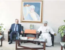  ??  ?? Dr Abdulmunim bin Mansour bin Said al Hasani, Minister of Informatio­n, with journalist­s delegation­s in Muscat on Tuesday.