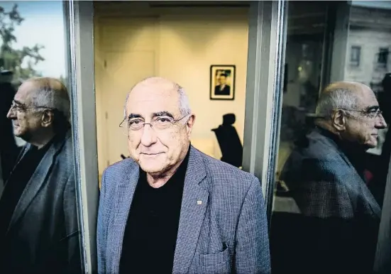  ?? Xavier Cervera ?? El conseller Joaquim Nadal en un dels balcons del Departamen­t de Recerca i Universita­ts a la Via Laietana