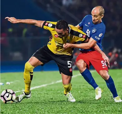  ?? — Bernama ?? Getting shirty: Johor Darul Ta’zim’s Ignacio Insa Bohigues pulling the shirt of Perak’s Gilmar Jose Da Silva Filho in the Malaysia Cup semi-final second leg at the Larkin Stadium on Saturday. JDT won 3- 0 to reach the final on a 4-1 aggregate.