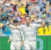  ?? AP ?? ■
New Zealand’s Kane Williamson (left) watches as Australia’s Travis Head celebrates his century at the MCG on Friday.