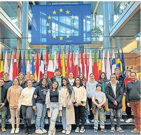  ?? FOTO: EUROPASCHU­LE ?? Die Rheinberge­r Europaschü­ler mit ihren Betreuern vor dem Europaparl­ament in Straßburg.