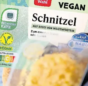  ?? FOTO: MARIJAN MURAT/DPA ?? Wird bei den Kunden immer beliebter: Nun ist es fraglich, ob das vegane Schnitzel weiter so heißen darf.