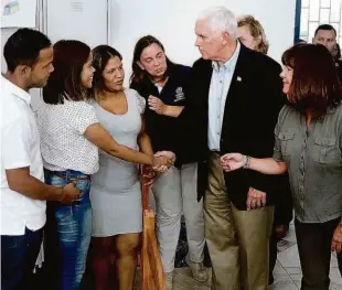  ?? Ricardo Oliveira/afp ?? Mike Pence, vice dos EUA, conversa com refugiados venezuelan­os em Manaus; o prefeito Artur Neto e o governador Amazonino Mendes não foram ao evento