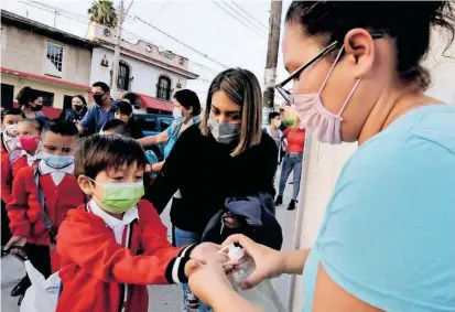  ?? Cortesía Gob de Jalisco ?? Los menores madrugaron para ir al primer día de clases luego de una larga pandemia.