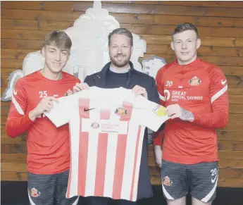  ?? ?? SAFC players Jack Clarke and Anthony Patterson with the sponsor ’s operations director Craig Shields.